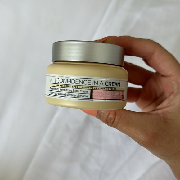 IT COSMETICS CONFIDENCE IN A CREAM ANTI-AGING HYDRATING MOISTURIZER - Picture 7 of 11